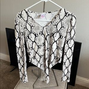 No Boundaries Black & Cream Snake-Print V-Neck Long Sleeve Top